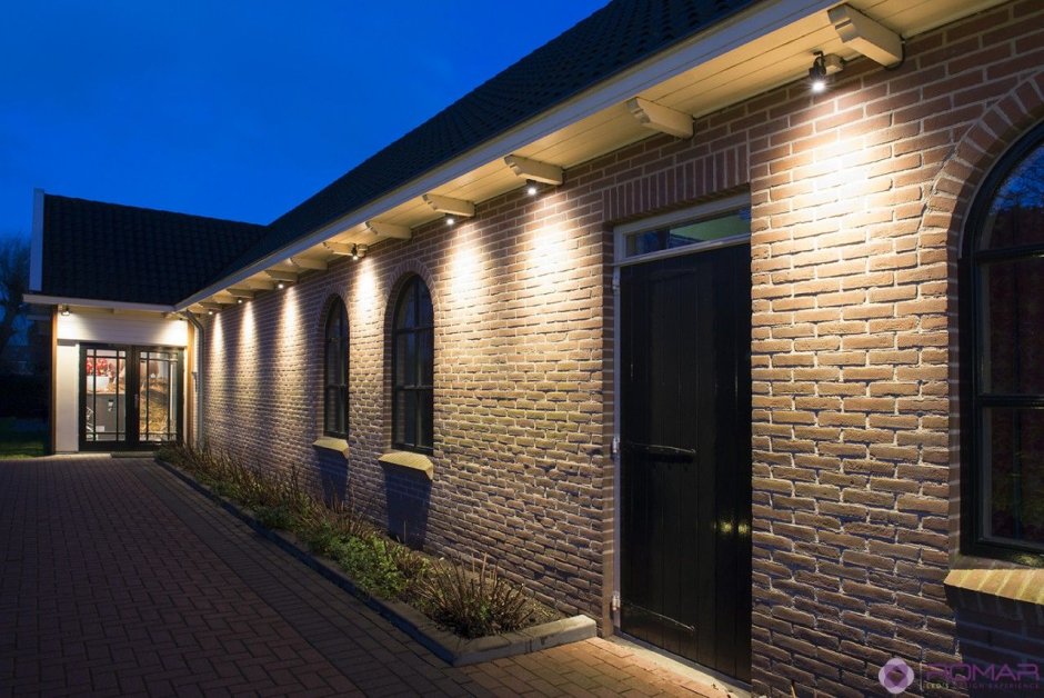 Подсветка фасада магазина