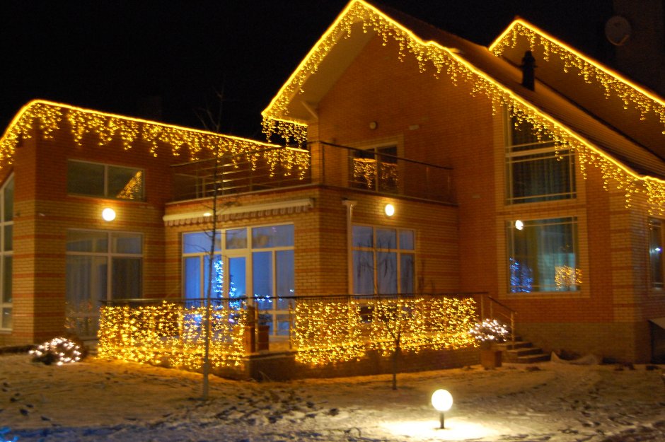 Гирлянда бахрома на доме