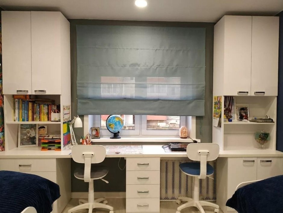 Рабочая зона у окна в детской для двоих
