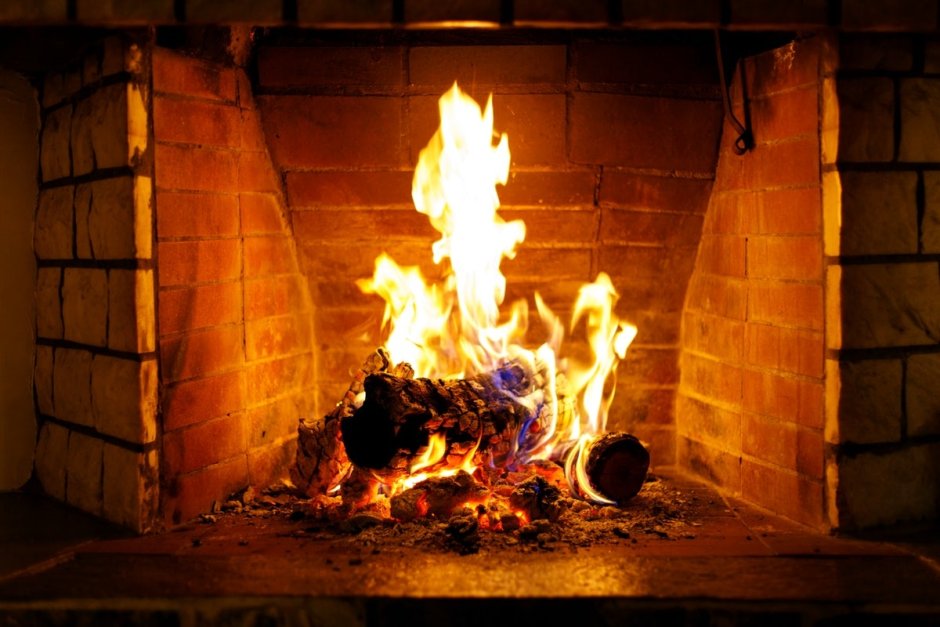Горящий огонь в камине