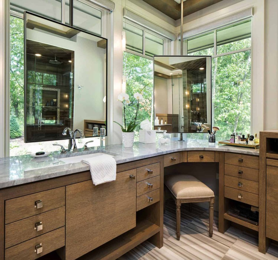 Ванная с раковиной у окна