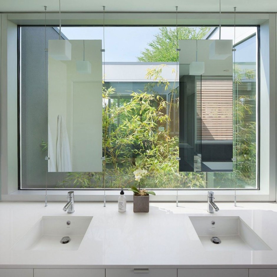 Оенр над раковеной в ванной