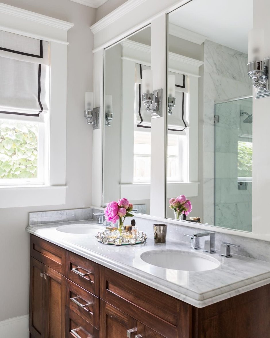 Оенр над раковеной в ванной