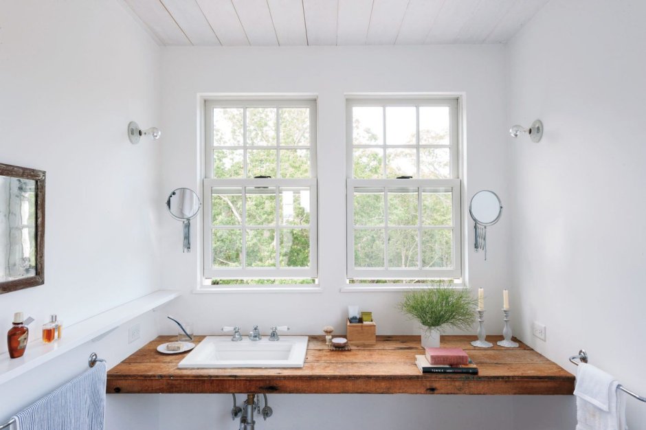 Розетка над раковиной в ванной