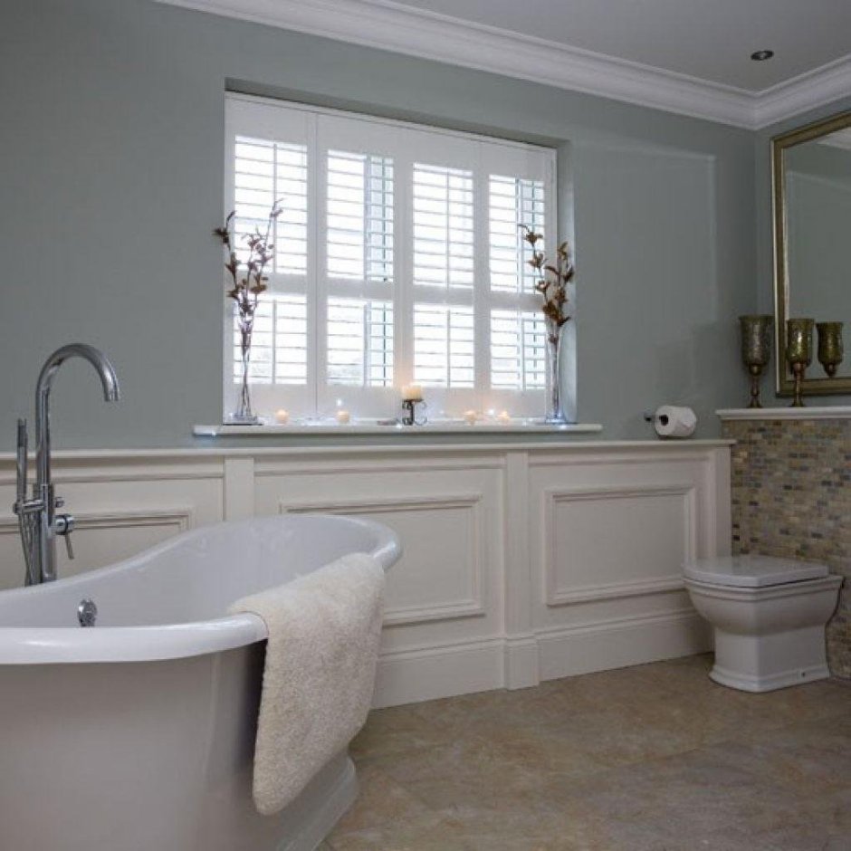 Зеркало на окне в ванной