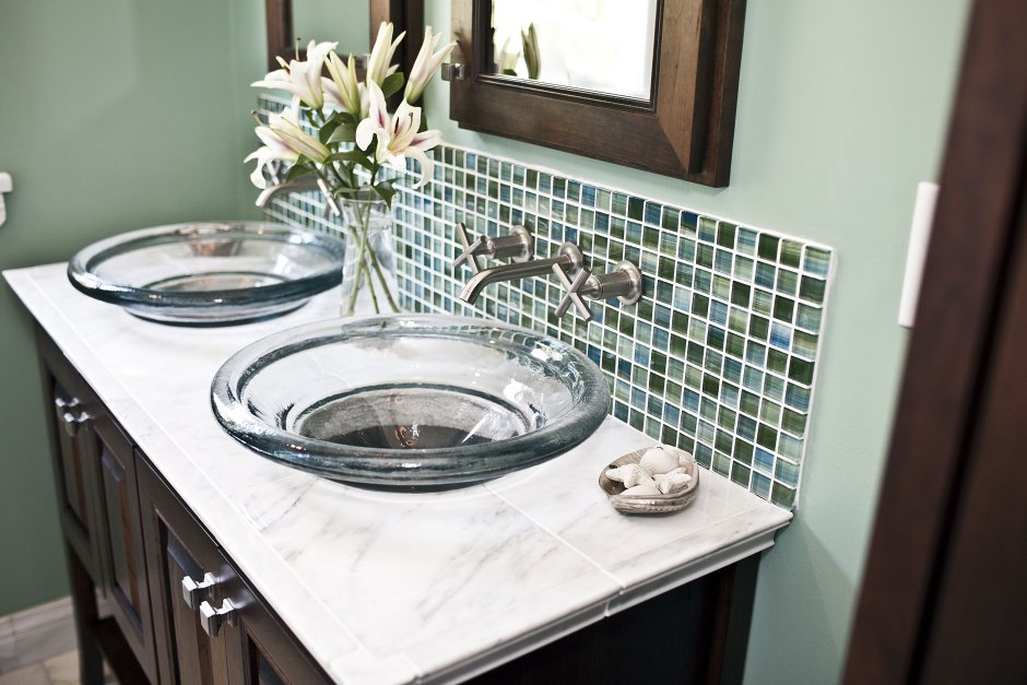 Туалет рядом с раковиной