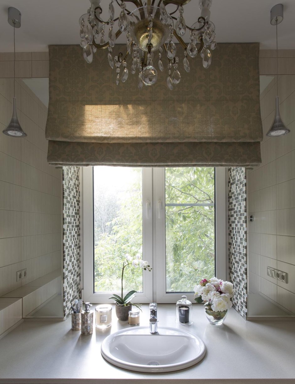 В ванной окно и зеркало над раковиной