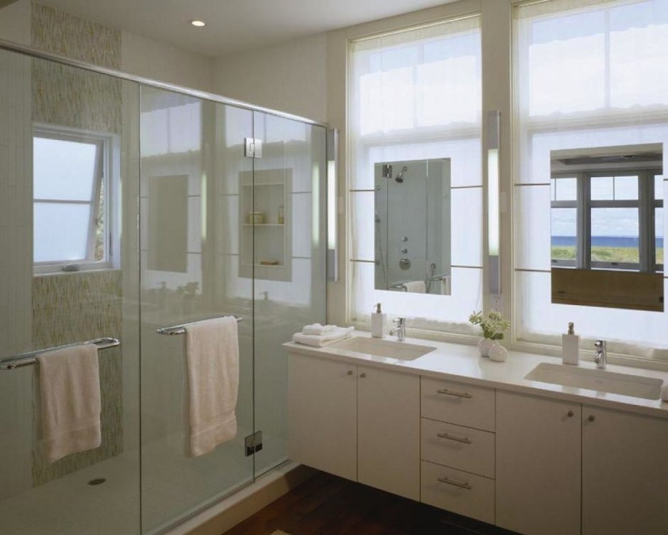 Ванная с раковиной у окна