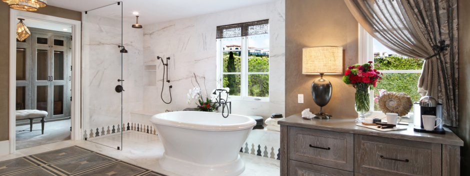 Оенр над раковеной в ванной