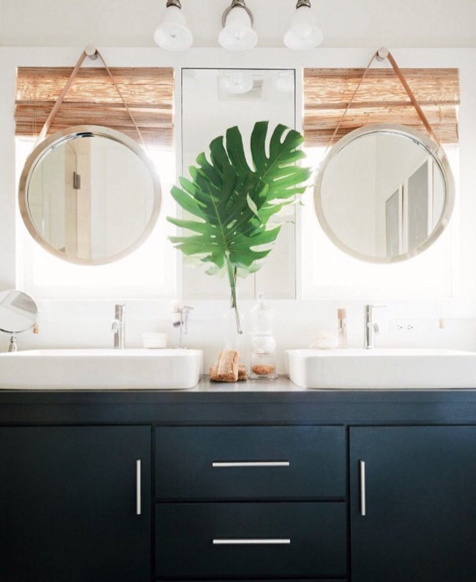 Умывальник у окна в ванной