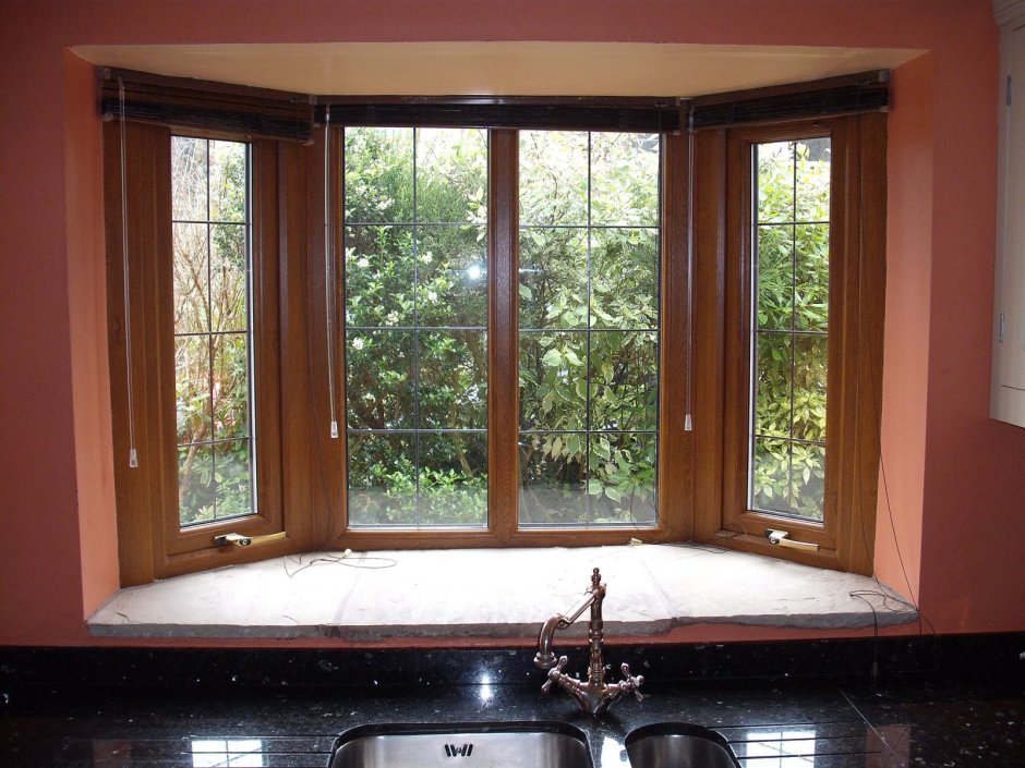 Гостиная с витражными окнами