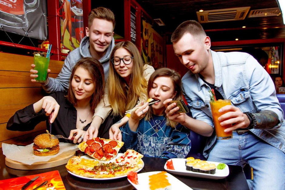 Компания друзей в ресторане