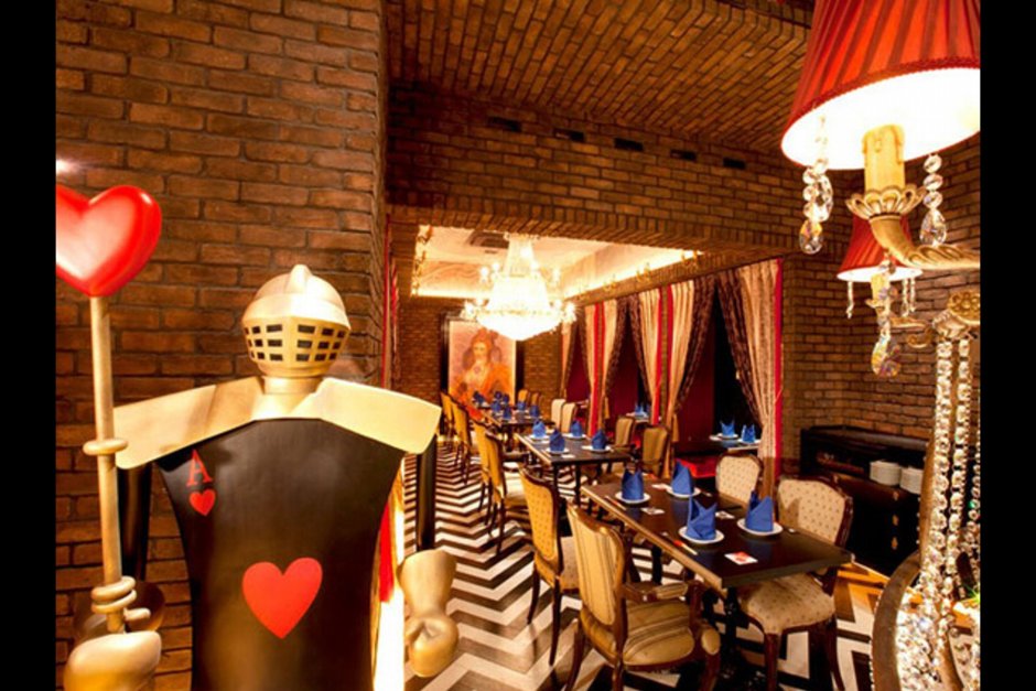 Ресторан Alice in Wonderland в Токио