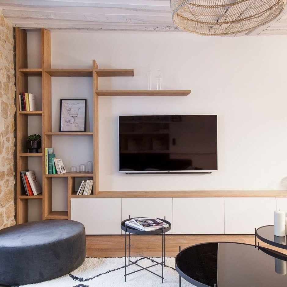 Гостиная с полками на стене