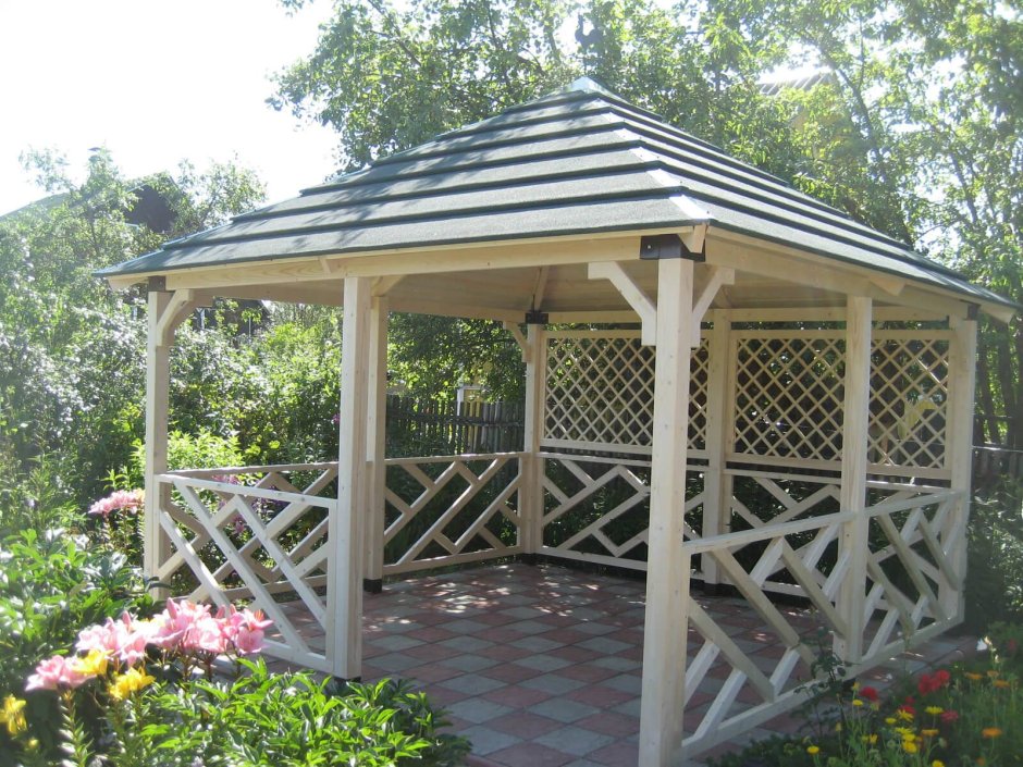 Квадратная беседка из дерева