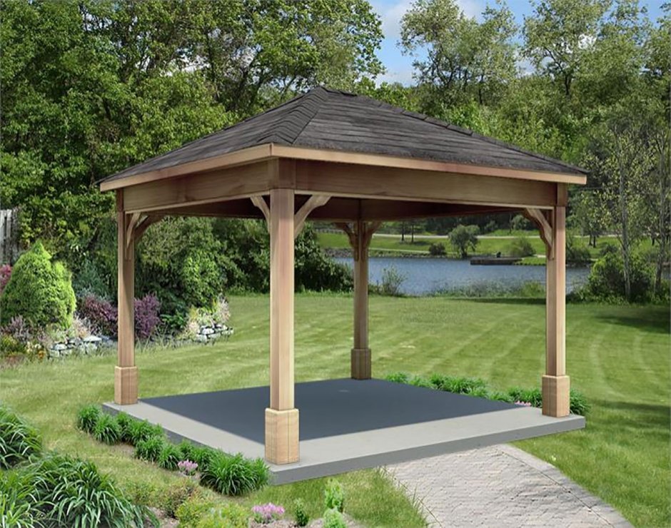 Деревянная беседка во дворе