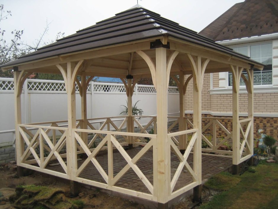 Деревянная беседка без пола