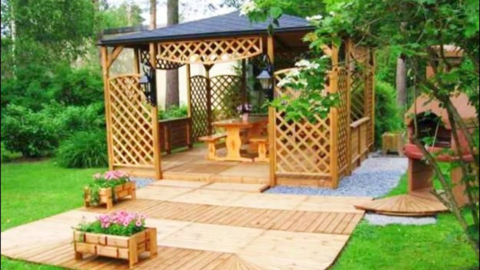 Деревянный настил вокруг беседки