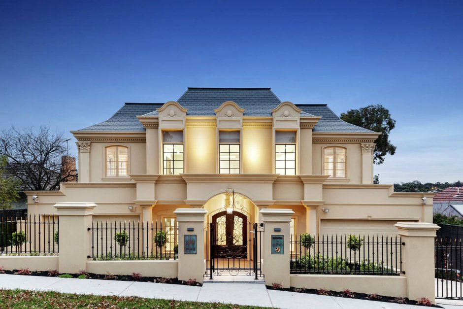 Фасад в классическом французском стиле