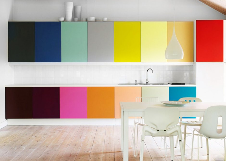 Кухня с разноцветными фасадами