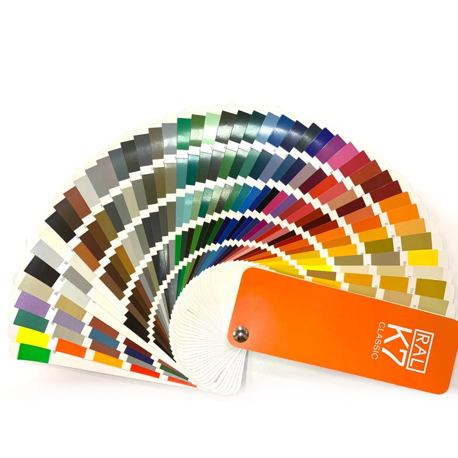 Оливковая кухня с деревянной столешницей