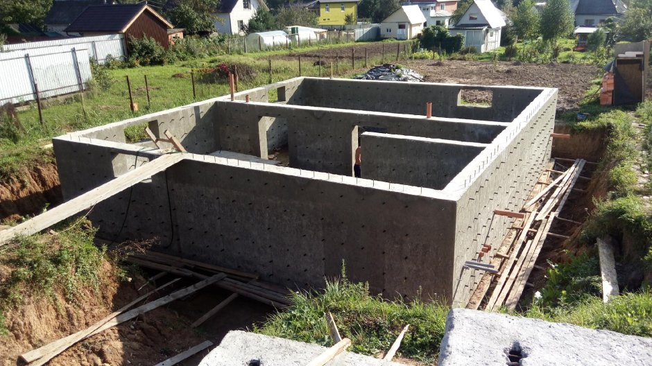 Монолитный фундамент с цокольным этажом