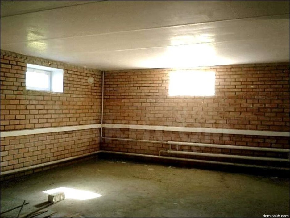 Цокольный этаж в доме снаружи