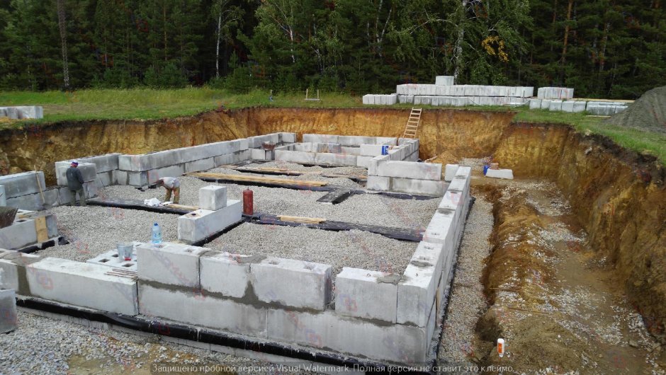 Двухэтажный дом с высоким цоколем