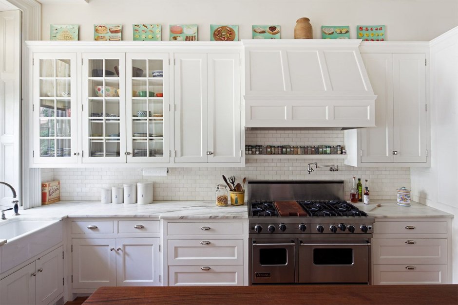 Декор на кухонных шкафах сверху