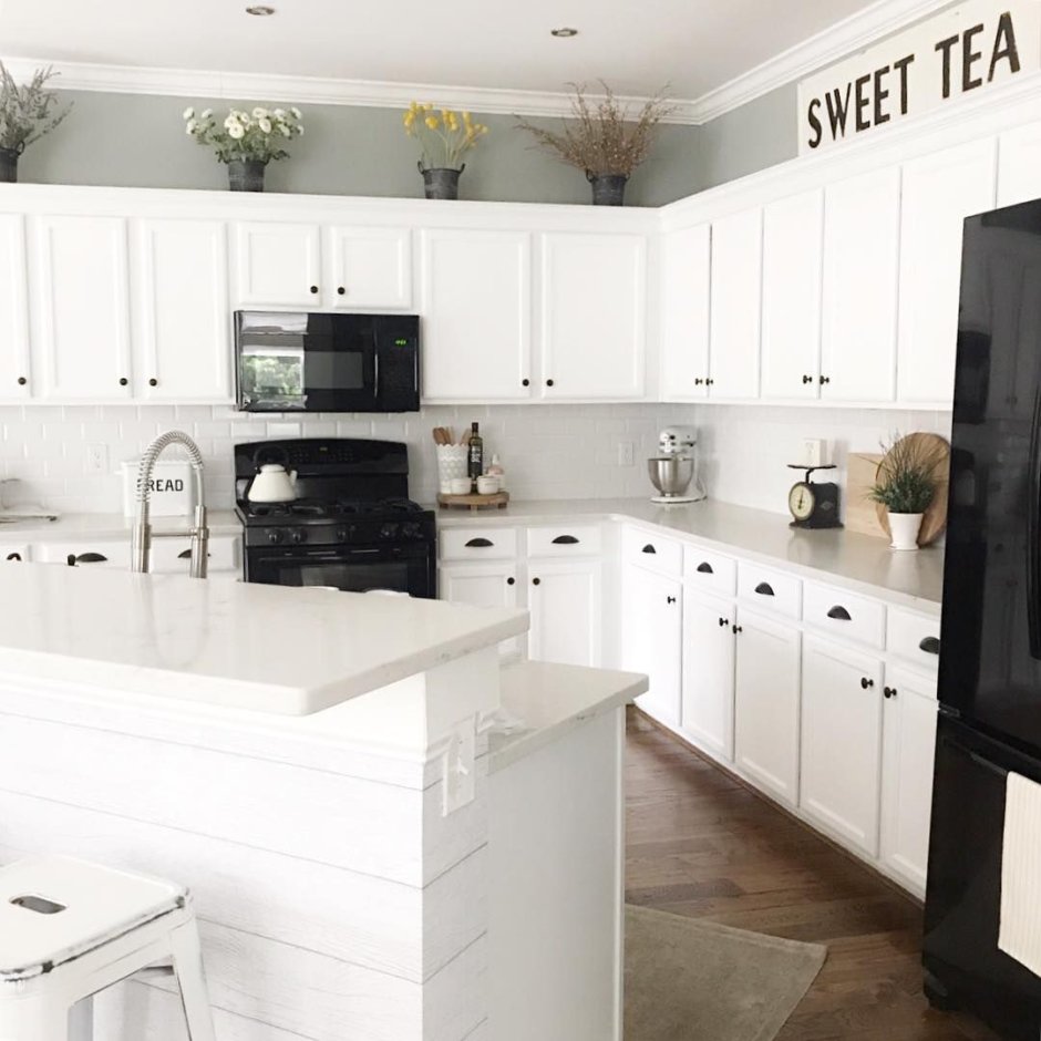 Декор над кухонными шкафами