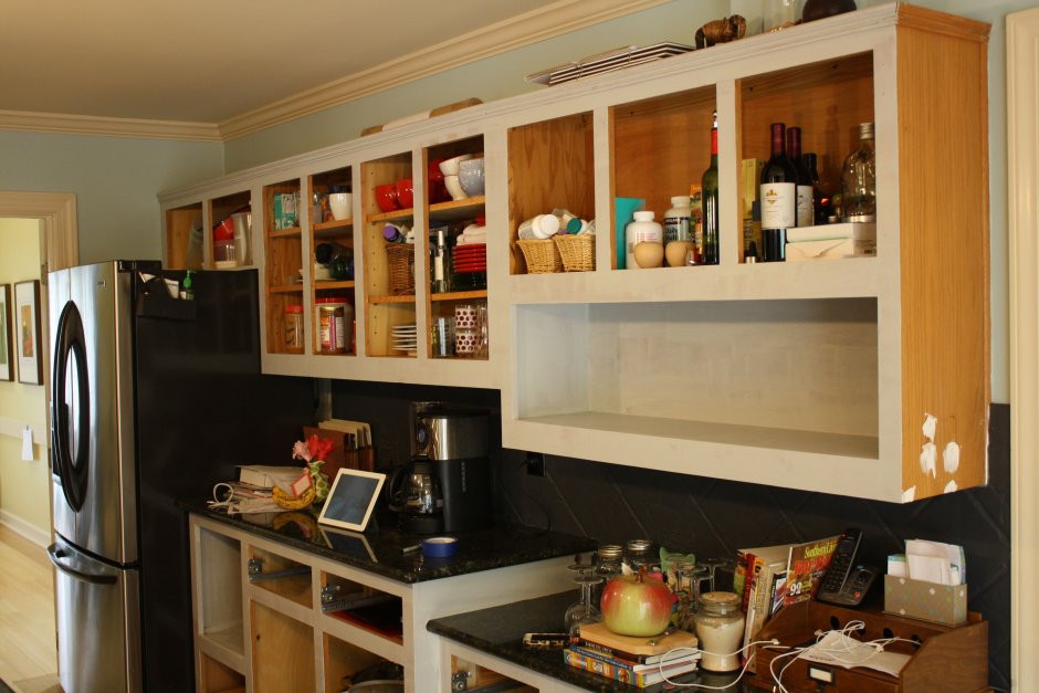 Пыль на кухонных шкафчиках