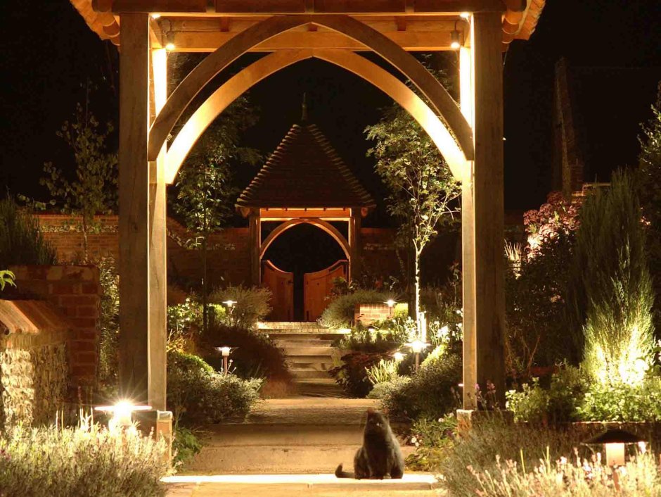 Подсветка арки в саду