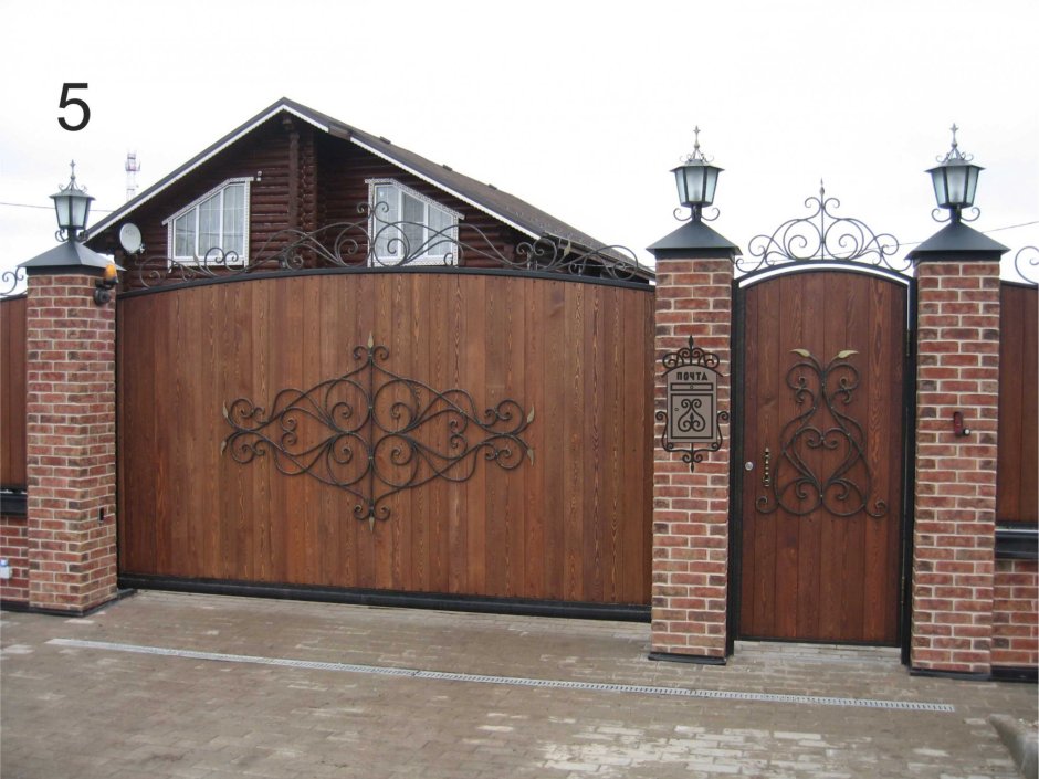 Кирпичный забор с воротами