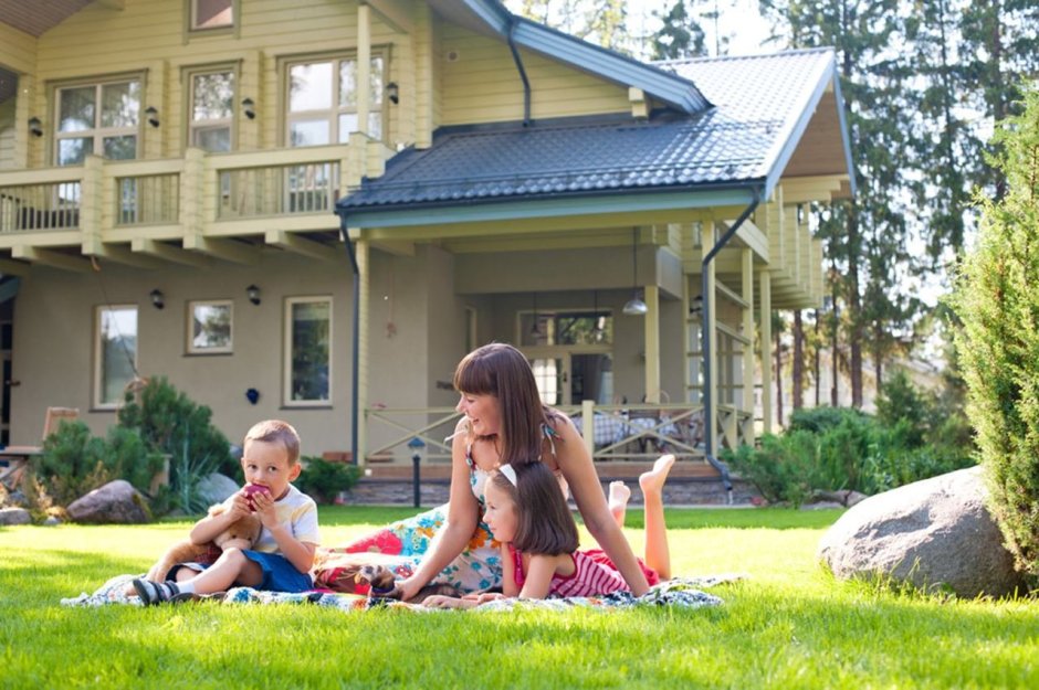 Деревянный домик в лесу