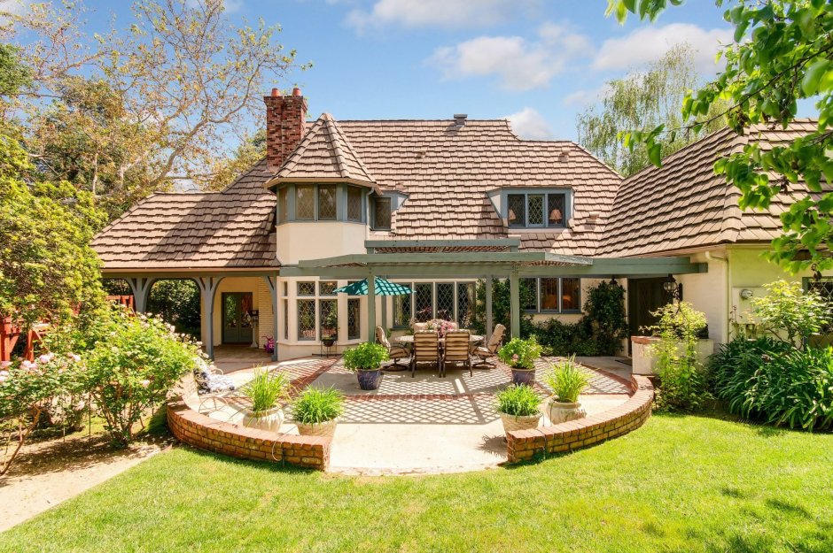 Небольшие дома с террасой и бассейном