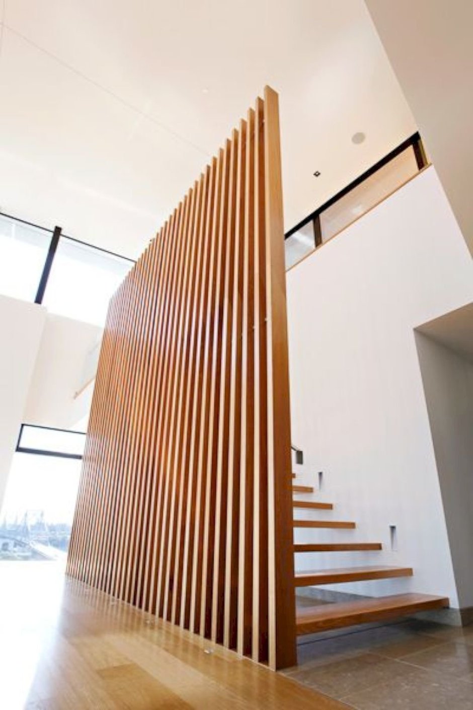 Лестница с деревянными рейками