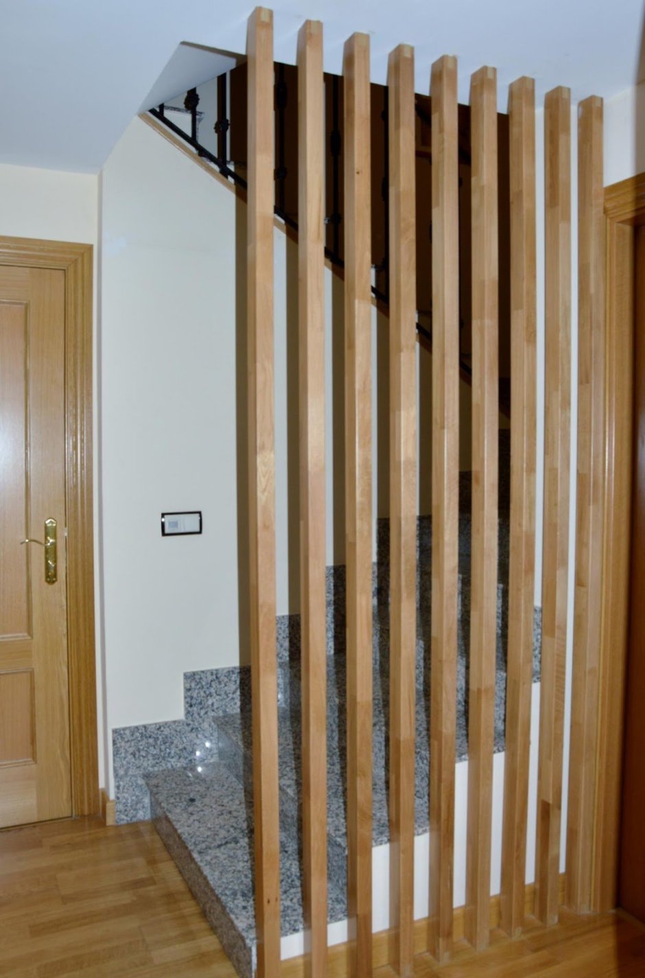 Ограждение в прихожей из реек