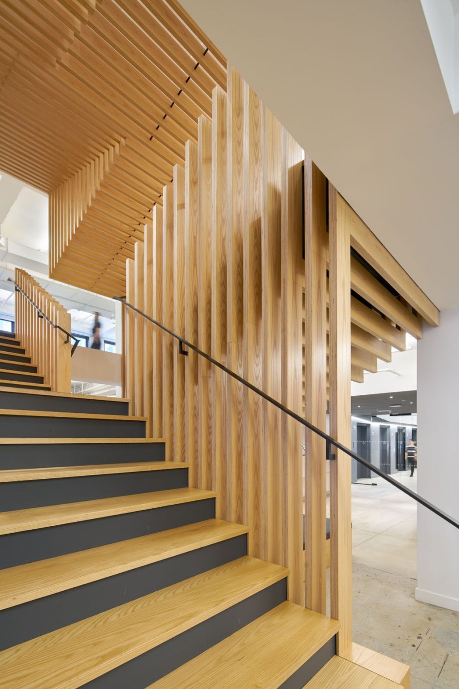 Лестница с деревянными рейками