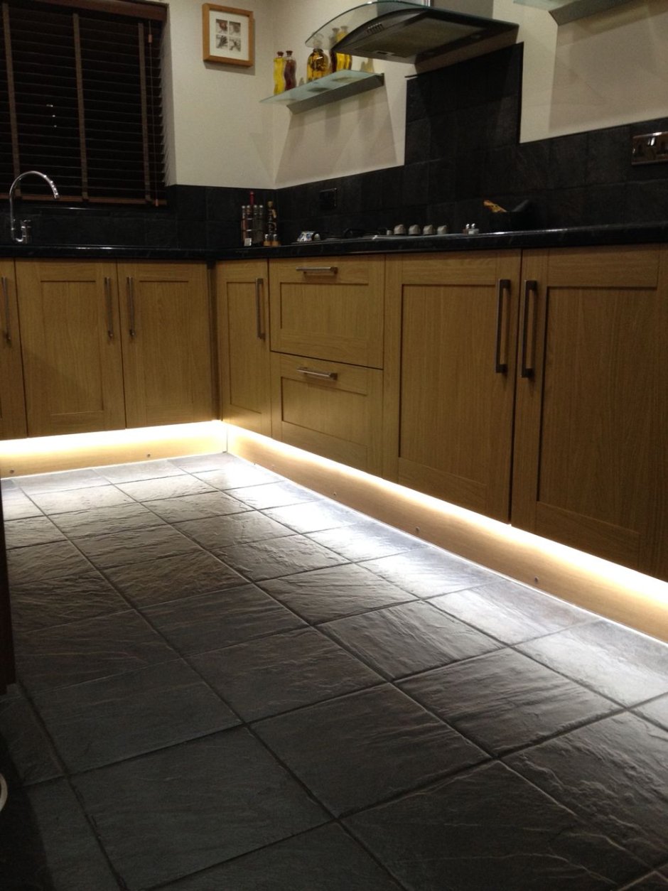 Подсветка цоколя кухни