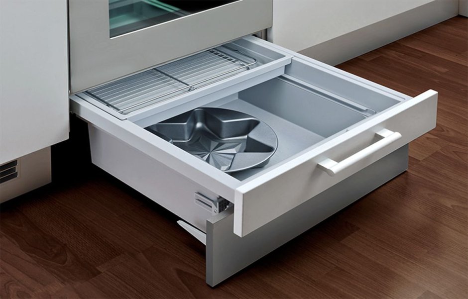 Ящики в цоколе кухни