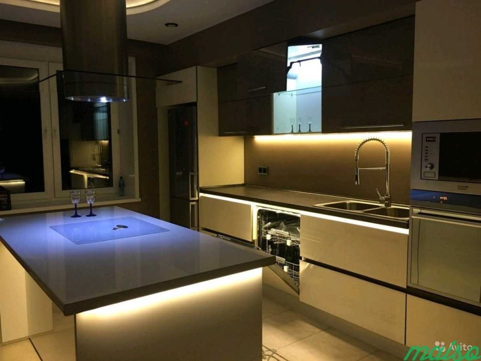 Кухня с неоновой подсветкой