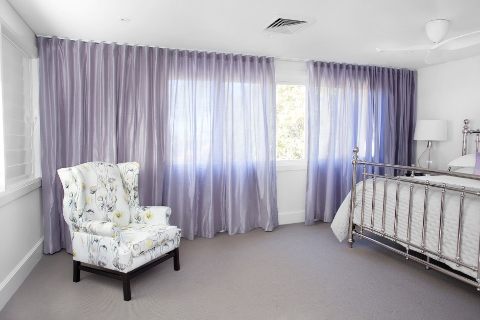 Натяжной потолок и шторы