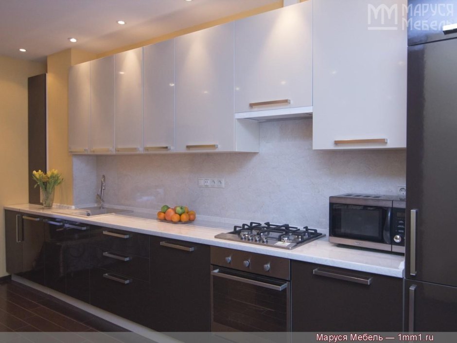 Кухня в бежевых тонах с тёмным низом