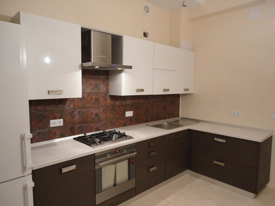 Кухня венге с бежевым шторы