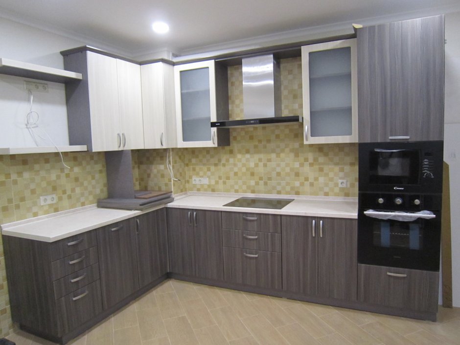 Кухня темный верх