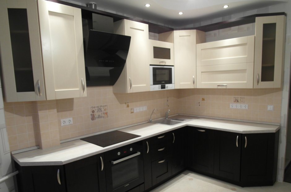 Коричневая глянцевая кухня