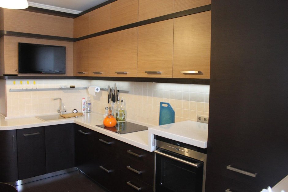 Кухня венге с черной столешницей