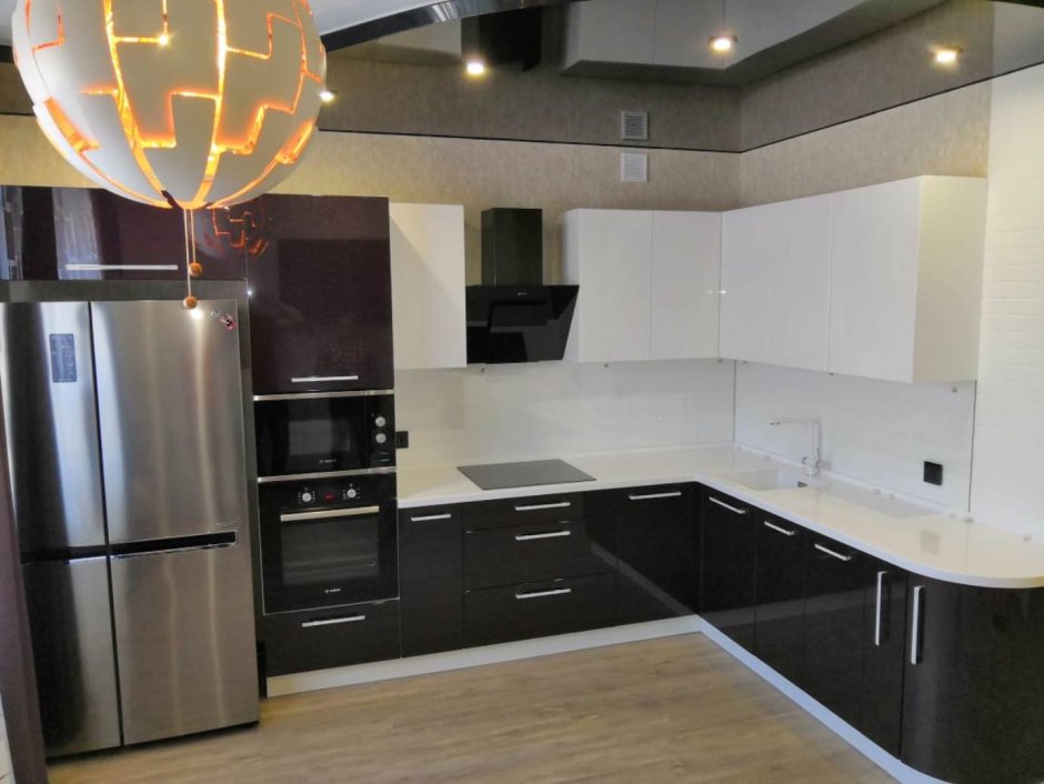 Кухня под окном белый верх коричневый низ