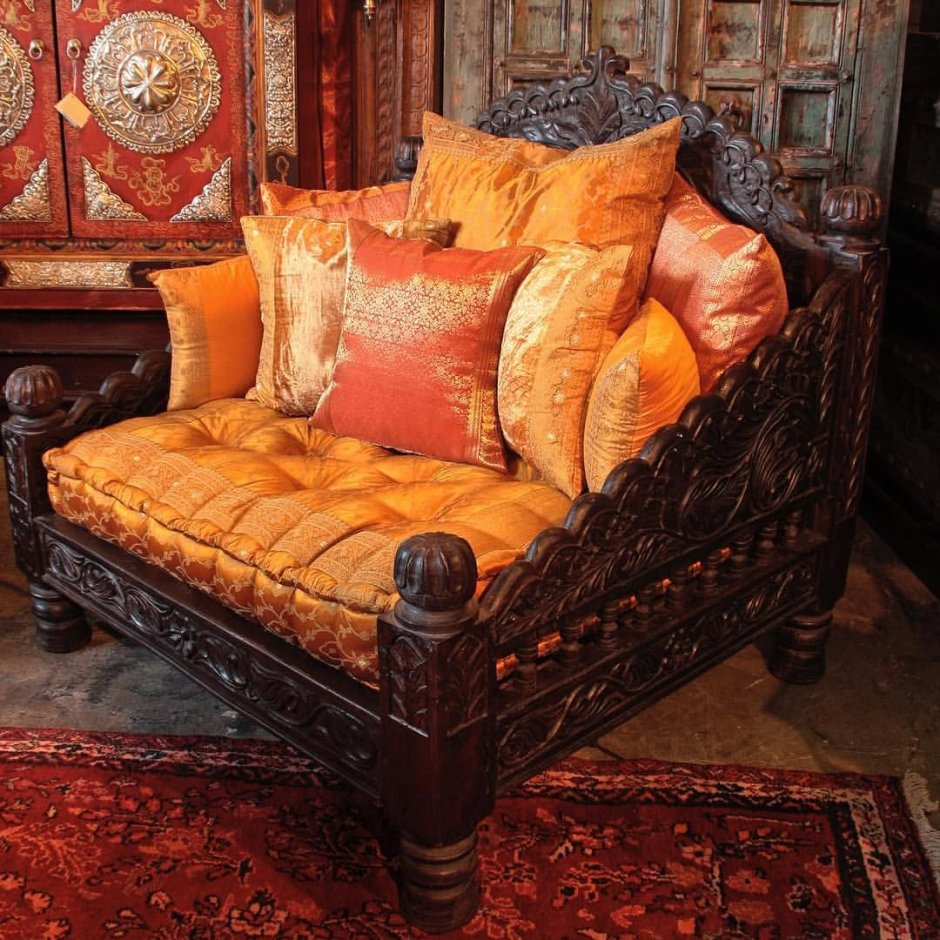 Кресло в индийском стиле