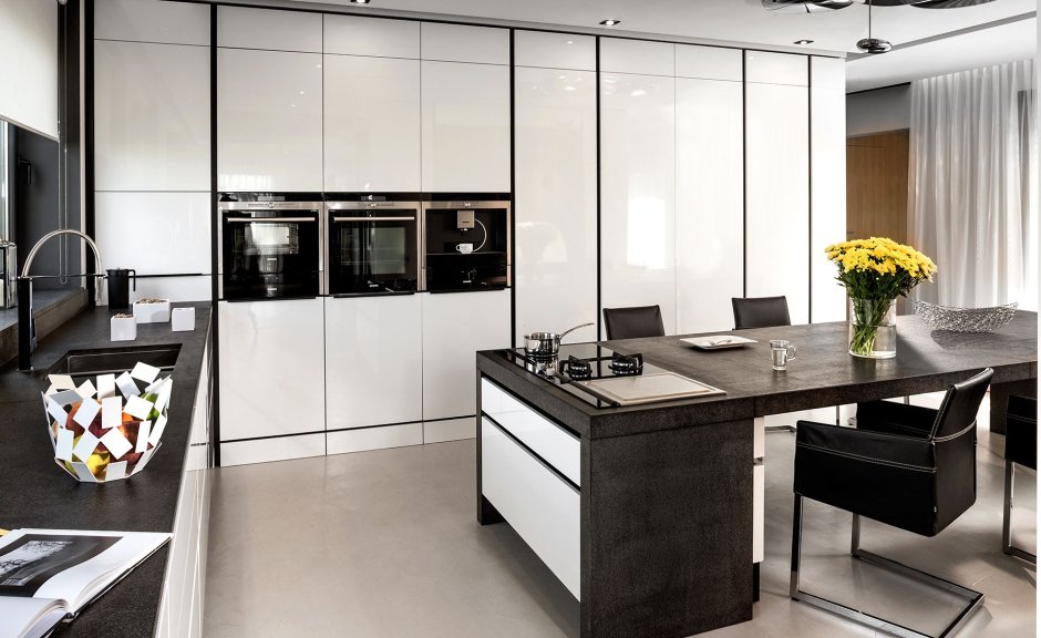 Кухонный остров с обеденной зоной и раковиной